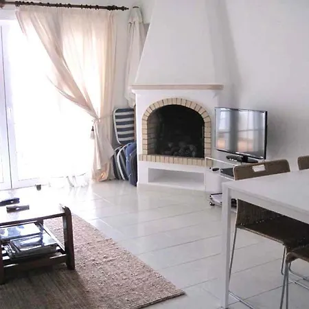 Apartment Sleeps 4 Air Con Wifi T480131